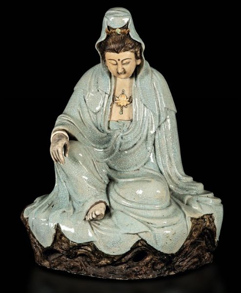 Grande figura di Guanyin seduta con collana in porcellana smaltata Guan, Cina, XIX secolo  - Asta Fine Chinese Works of Art - Associazione Nazionale - Case d'Asta italiane