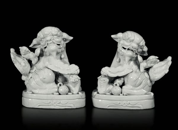 Coppia di cani di Pho in porcellana Blanc de Chine, Cina, XVIII secolo  - Asta Fine Chinese Works of Art - Associazione Nazionale - Case d'Asta italiane