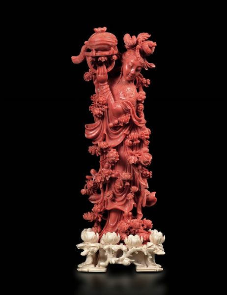 Gruppo in corallo rosso con Guanyin finemente scolpito con base in avorio, Cina, Dinastia Qing, XIX secolo  - Asta Fine Chinese Works of Art - Associazione Nazionale - Case d'Asta italiane