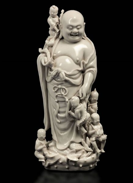 Figura di Budai in porcellana Blanc de Chine Dehua con bambini, Cina, XIX secolo  - Asta Fine Chinese Works of Art - Associazione Nazionale - Case d'Asta italiane