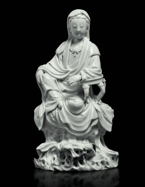 Figura di Guanyin seduta su roccia con braccio appoggiato in porcellana Blanc de Chine Dehua, Cina, Dinastia Qing, XVIII secolo  - Asta Fine Chinese Works of Art - Associazione Nazionale - Case d'Asta italiane
