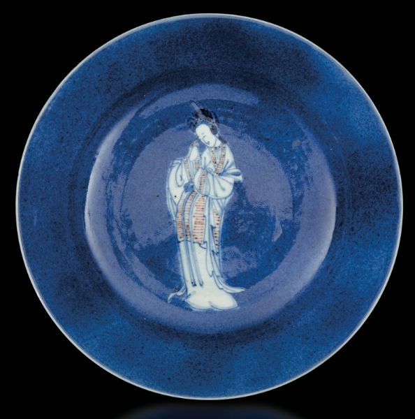 Piatto in porcellana con figura di Guanyin su fondo blu poudre, Cina, Dinastia Qing, epoca Kangxi (1662-1722)  - Asta Fine Chinese Works of Art - Associazione Nazionale - Case d'Asta italiane