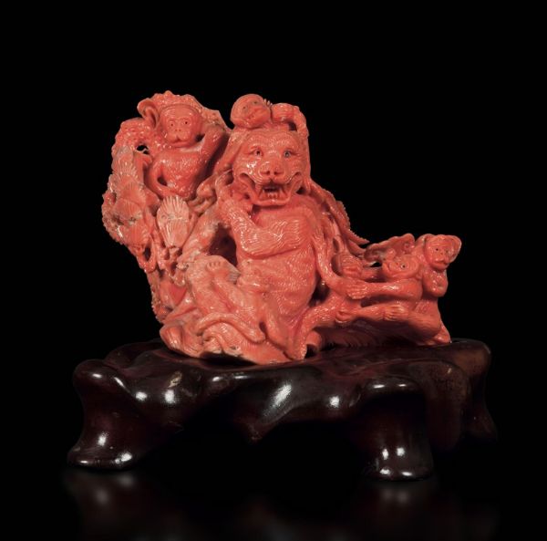 Gruppo in corallo scolpito raffigurante scimmie e lupo, Cina, inizio XX secolo  - Asta Fine Chinese Works of Art - Associazione Nazionale - Case d'Asta italiane