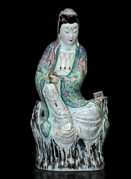 Figura di Guanyin seduta con piccolo vaso in porcellana Famiglia Rosa, Cina, inizi XX secolo  - Asta Fine Chinese Works of Art - Associazione Nazionale - Case d'Asta italiane