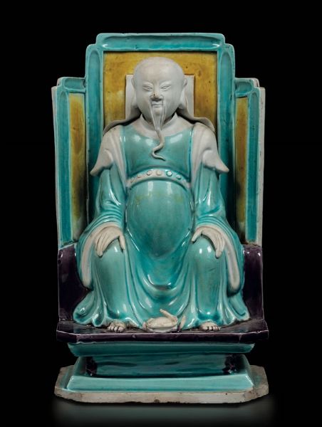 Figura di Zhenwu seduto in bisquit smaltato, Cina, Dinastia Qing, epoca Kangxi (1662-1722)  - Asta Fine Chinese Works of Art - Associazione Nazionale - Case d'Asta italiane