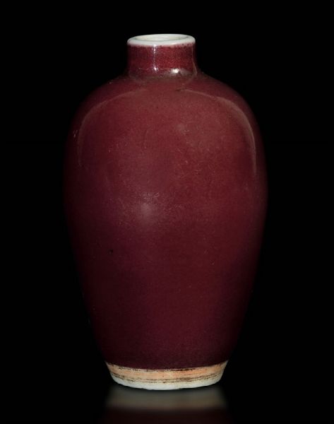 Snuff bottle in porcellana monocroma color sangue di bue, Cina, fine XIX secolo  - Asta Fine Chinese Works of Art - Associazione Nazionale - Case d'Asta italiane