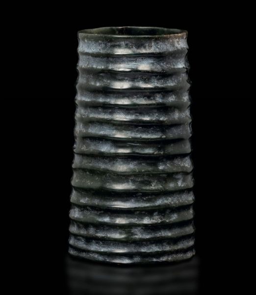 Vaso cilindrico arcaico in giada con decoro a rilievo, Cina, probabilmente Dinastia Song (960-1279)  - Asta Fine Chinese Works of Art - Associazione Nazionale - Case d'Asta italiane