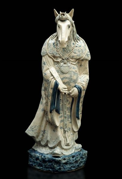 Figura in porcellana bianca e blu raffigurante personaggio con testa di cavallo, Cina, XX secolo  - Asta Fine Chinese Works of Art - Associazione Nazionale - Case d'Asta italiane