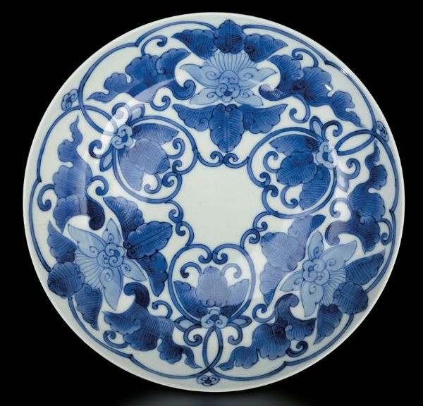 Piatto in porcellana bianca e blu Nabeshima con decoro floreale, Giappone, XIX secolo  - Asta Fine Chinese Works of Art - Associazione Nazionale - Case d'Asta italiane