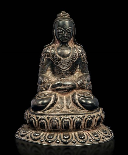 Figura di Amitayus seduto su doppio fiore di loto in argento, Tibet, XVIII secolo  - Asta Fine Chinese Works of Art - Associazione Nazionale - Case d'Asta italiane