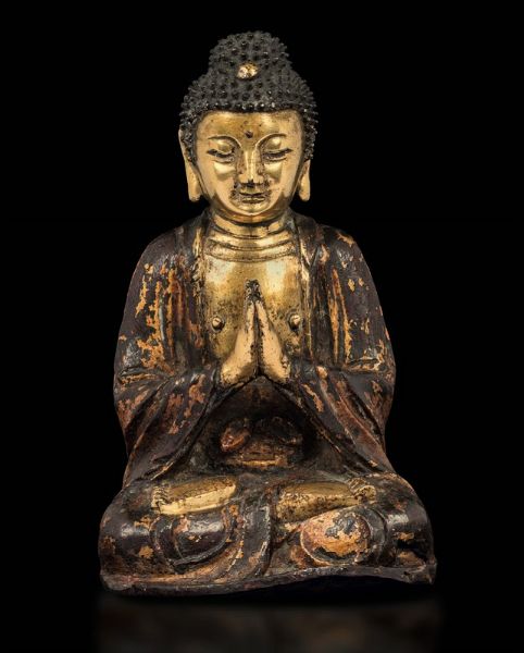 Piccola figura di Buddha seduto in bronzo parzialmente dorato, Cina, Dinastia Ming, XVII secolo  - Asta Fine Chinese Works of Art - Associazione Nazionale - Case d'Asta italiane