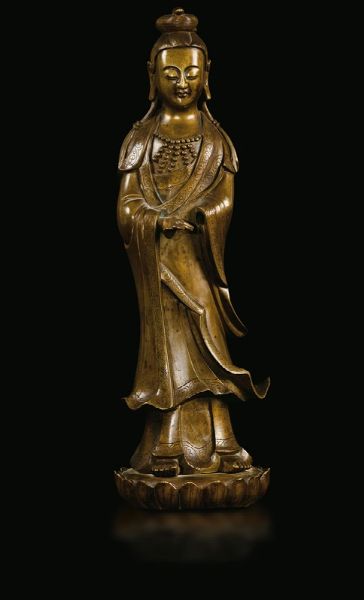 Figura di Guanyin in bronzo stante su base a guisa di fiore di loto, Cina, fine XVIII secolo  - Asta Fine Chinese Works of Art - Associazione Nazionale - Case d'Asta italiane