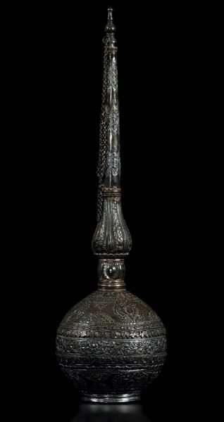 Bottiglia in argento con decori incisi a rilievo, Turchia, XIX secolo  - Asta Fine Chinese Works of Art - Associazione Nazionale - Case d'Asta italiane