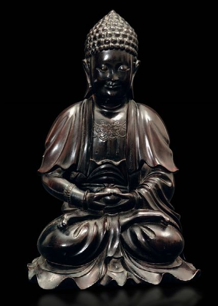 Figura di Buddha Amitayus seduto in legno di Homu scolpito, Cina, XIX secolo  - Asta Fine Chinese Works of Art - Associazione Nazionale - Case d'Asta italiane