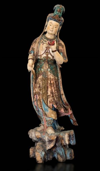 Grande scultura in legno policromo raffigurante Guanyin stante con coppa, Cina, XIX secolo  - Asta Fine Chinese Works of Art - Associazione Nazionale - Case d'Asta italiane