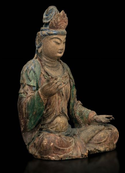 Figura di Buddha incoronato intagliato in legno con tracce di policromia, Cina, Dinastia Wei (386-534)  - Asta Fine Chinese Works of Art - Associazione Nazionale - Case d'Asta italiane