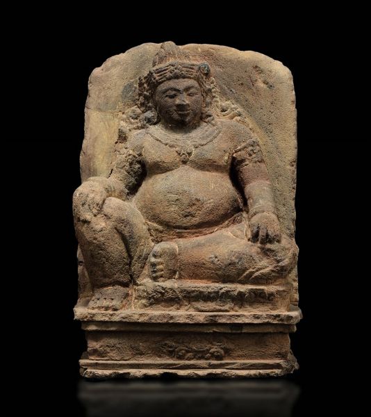 Scultura in pietra raffigurante Budai seduto, Cambogia, XII secolo  - Asta Fine Chinese Works of Art - Associazione Nazionale - Case d'Asta italiane