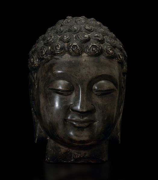 Testa di Buddha scolpita in marmo grigio, Cina, Dinastia Ming, XV secolo  - Asta Fine Chinese Works of Art - Associazione Nazionale - Case d'Asta italiane