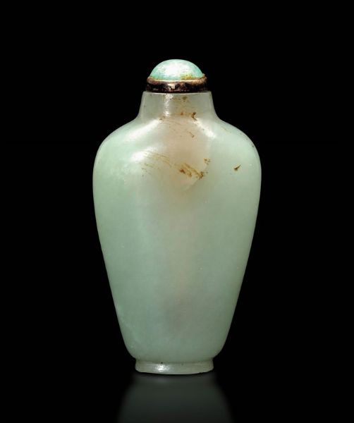 Snuff bottle in giada Celadon con tappo in turchese, Cina, XIX secolo  - Asta Fine Chinese Works of Art - Associazione Nazionale - Case d'Asta italiane