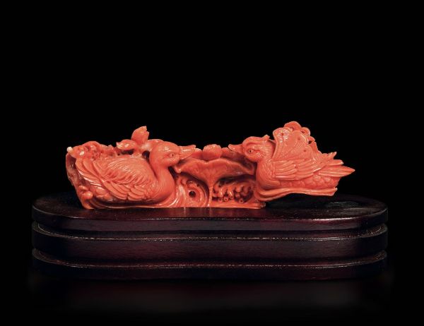 Gruppo scolpito in corallo con coppia di anatre e ninfee, Cina, inizio XX secolo  - Asta Fine Chinese Works of Art - Associazione Nazionale - Case d'Asta italiane