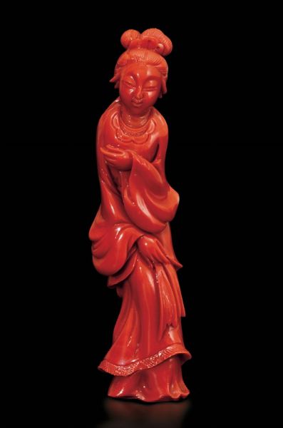 Figura di Guanyin eretta in corallo, Cina, inizio XX secolo  - Asta Fine Chinese Works of Art - Associazione Nazionale - Case d'Asta italiane
