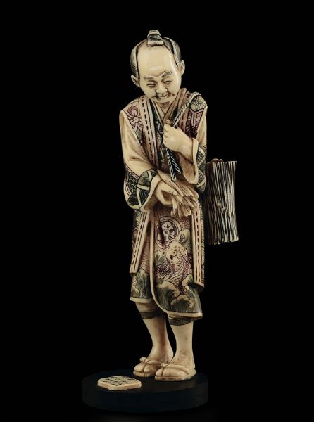 Figura di contadino con legna scolpito in avorio, Giappone, inizi XX secolo  - Asta Fine Chinese Works of Art - Associazione Nazionale - Case d'Asta italiane