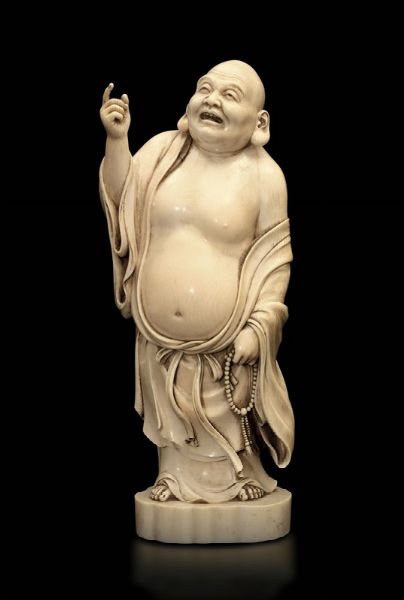 Figura di Budai eretto con collana da preghiera in avorio scolpito, Cina, fine XIX secolo  - Asta Fine Chinese Works of Art - Associazione Nazionale - Case d'Asta italiane