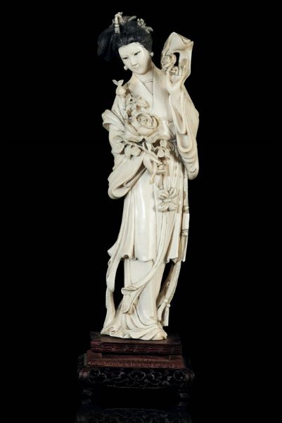 Figura di Guanyin eretta in avorio con fiori, Cina, inizi XX secolo  - Asta Fine Chinese Works of Art - Associazione Nazionale - Case d'Asta italiane