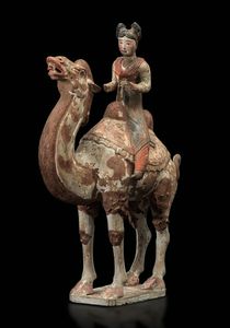 Figura di dama a cavallo di un cammello in terracotta con tracce di policromia, Cina, Dinastia Tang (618-906)  - Asta Fine Chinese Works of Art - Associazione Nazionale - Case d'Asta italiane
