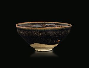 Coppa in grs monocromo marrone, Cina, Dinastia Song (960-1279)  - Asta Fine Chinese Works of Art - Associazione Nazionale - Case d'Asta italiane