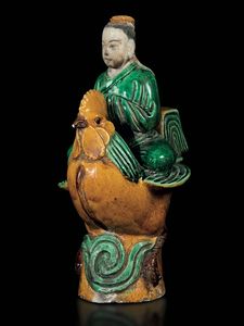 Figura di monaco seduto su gallo in porcellana a smalti Sancai, Cina, Dinastia Qing, epoca Kangxi (1662-1722)  - Asta Fine Chinese Works of Art - Associazione Nazionale - Case d'Asta italiane