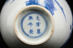 Vaso in porcellana bianca e blu con figure di dignitari, Cina, XIX secolo  - Asta Fine Chinese Works of Art - Associazione Nazionale - Case d'Asta italiane