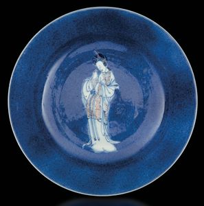Piatto in porcellana con figura di Guanyin su fondo blu poudre, Cina, Dinastia Qing, epoca Kangxi (1662-1722)  - Asta Fine Chinese Works of Art - Associazione Nazionale - Case d'Asta italiane