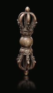 Lotto composto da due pugnali rituali Phurba e un Dorje in bronzo, Tibet, XIX secolo  - Asta Fine Chinese Works of Art - Associazione Nazionale - Case d'Asta italiane