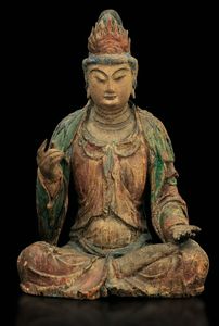 Figura di Buddha incoronato intagliato in legno con tracce di policromia, Cina, Dinastia Wei (386-534)  - Asta Fine Chinese Works of Art - Associazione Nazionale - Case d'Asta italiane