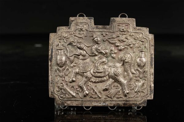 Placca in argento decorata a sbalzo con figura di dignitario a cavallo, Tibet, XIX secolo  - Asta Arte Orientale - Associazione Nazionale - Case d'Asta italiane