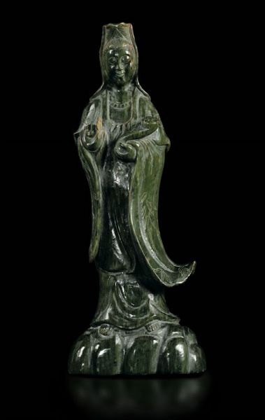 Figura di Guanyin eretta con ruyi scolpita in giada spinacio, Cina, fine XIX secolo  - Asta Arte Orientale - Associazione Nazionale - Case d'Asta italiane