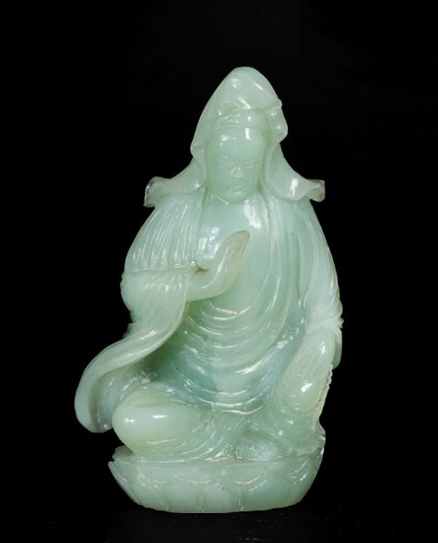 Figura di Lama seduto su fiore di loto scolpita in giadeite, Cina, XX secolo  - Asta Arte Orientale - Associazione Nazionale - Case d'Asta italiane