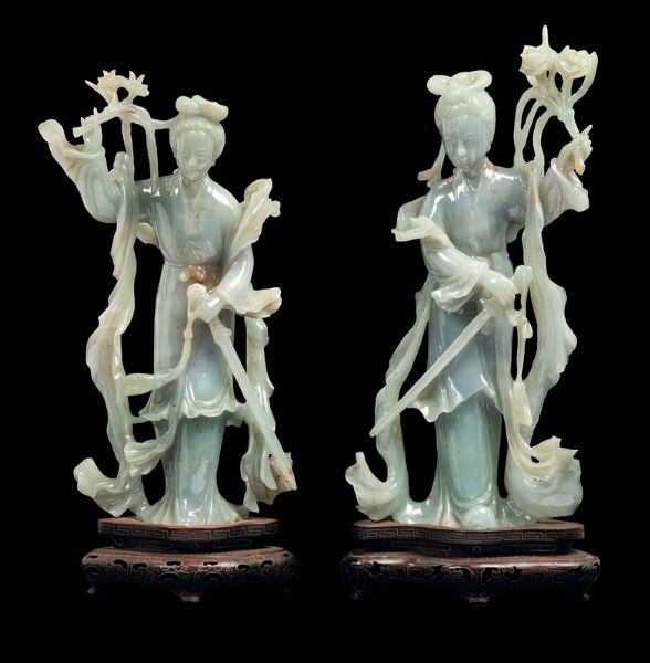 Coppia di figure femminili con fiori e spade scolpite in giadeite, Cina, Repubblica, XX secolo  - Asta Arte Orientale - Associazione Nazionale - Case d'Asta italiane