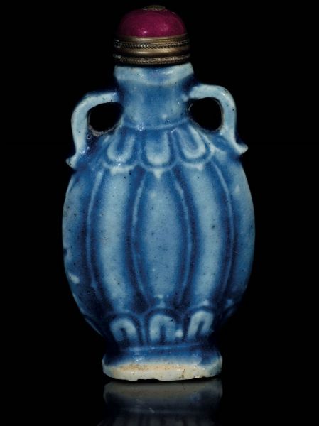 Snuff bottle con manici in porcellana smaltata sui toni del blu, Cina, XIX secolo  - Asta Arte Orientale - Associazione Nazionale - Case d'Asta italiane