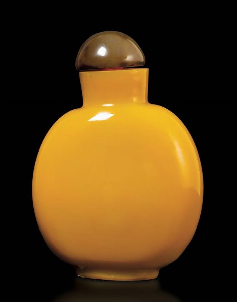 Snuff bottle in vetro di Pechino color senape, Cina XX secolo  - Asta Arte Orientale - Associazione Nazionale - Case d'Asta italiane
