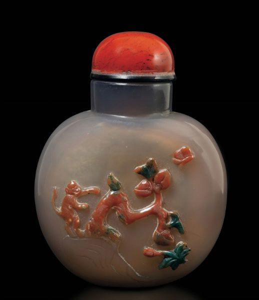 Snuff bottle in agata con decoro a cammeo raffigurante scimmietta e albero di pesco, Cina XX  - Asta Arte Orientale - Associazione Nazionale - Case d'Asta italiane