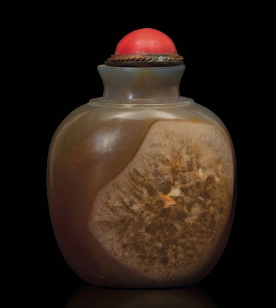Snuff bottle in agata muschiata e tappo rosso, Cina XIX secolo  - Asta Arte Orientale - Associazione Nazionale - Case d'Asta italiane