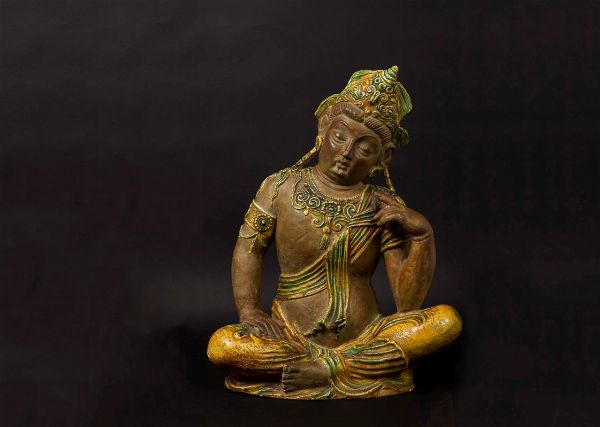Figura di divinit seduta in terracotta con smalti Sancai, XX secolo  - Asta Arte Orientale - Associazione Nazionale - Case d'Asta italiane
