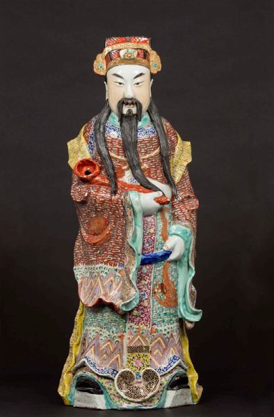 Figura di dignitario con ruyi in porcellana policroma, Cina, Dinastia Qing, XIX secolo  - Asta Arte Orientale - Associazione Nazionale - Case d'Asta italiane