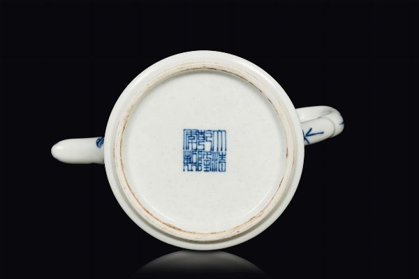 Teiera in porcellana bianca e blu a sfere con motivi geometrici, Cina, Dinastia Qing, fine XIX secolo  - Asta Arte Orientale - Associazione Nazionale - Case d'Asta italiane