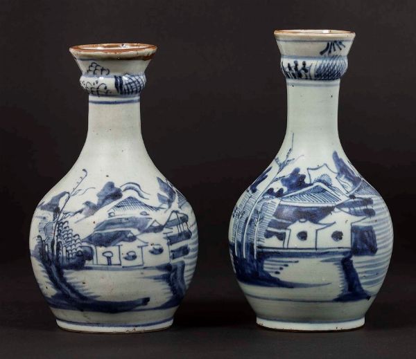 Due vasi a bottiglia con raffigurazioni di paesaggi, Cina, Dinastia Qing, XVIII secolo  - Asta Arte Orientale - Associazione Nazionale - Case d'Asta italiane