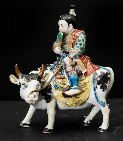 Figura di uomo con ventaglio seduto su mucca in ceramica Kutani a smalti policromi, Giappone, epoca Meiji, XIX secolo  - Asta Arte Orientale - Associazione Nazionale - Case d'Asta italiane