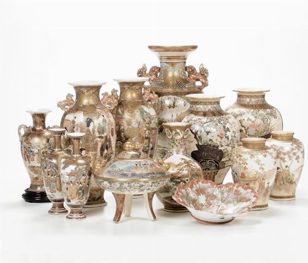 Serie di vasi di forme diverse in ceramica Satsuma e Kutani, Giappone, XIX-XX secolo  - Asta Arte Orientale - Associazione Nazionale - Case d'Asta italiane