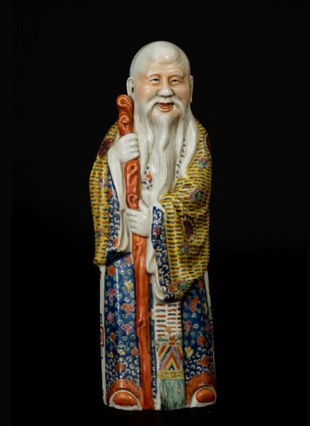 Figura di Shoulao con bastone in porcellana a smalti policromi, Cina, inizio XX secolo  - Asta Arte Orientale - Associazione Nazionale - Case d'Asta italiane